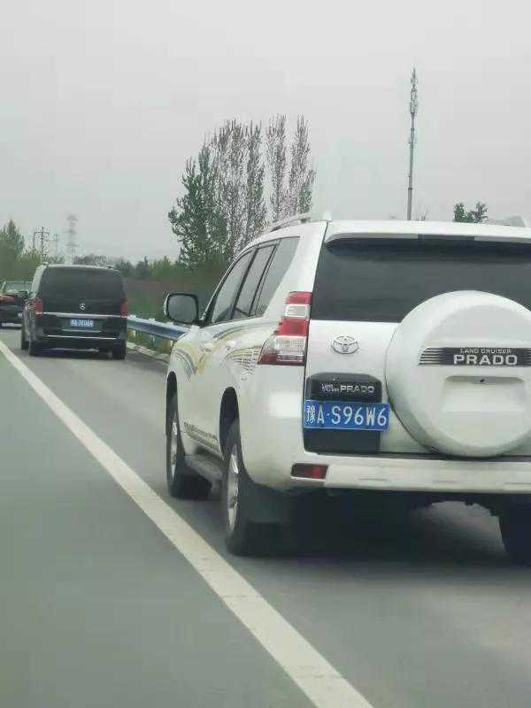 快来看看都有谁？清明假期首日100辆小车走应急车道