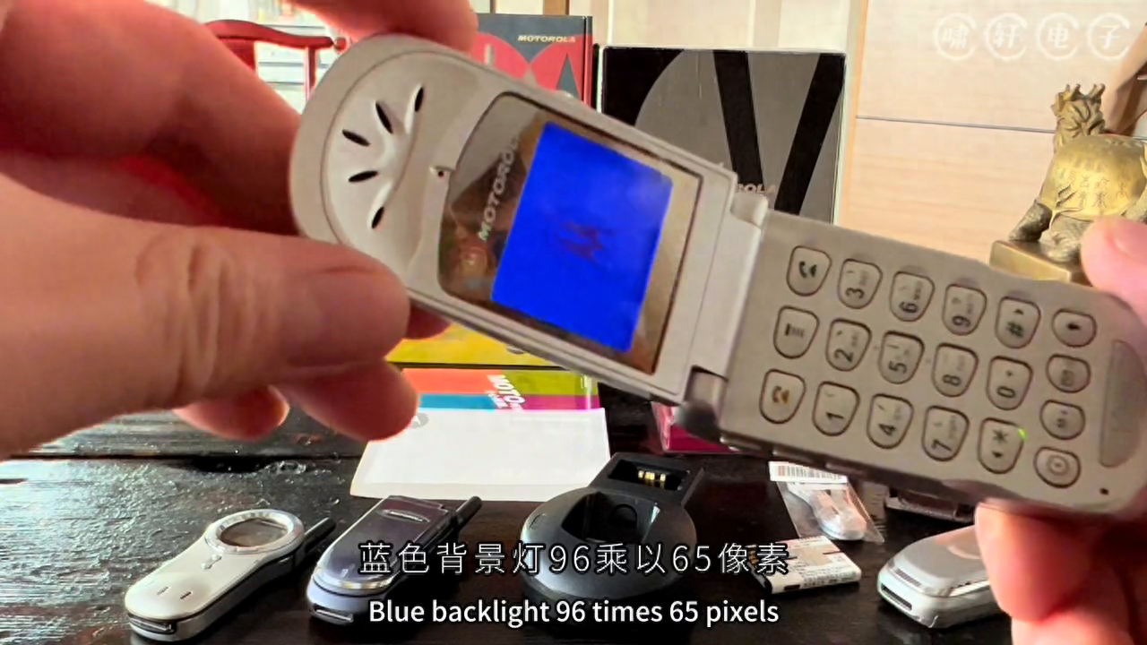 2003年，摩托罗拉V998升级版本V998C上市……