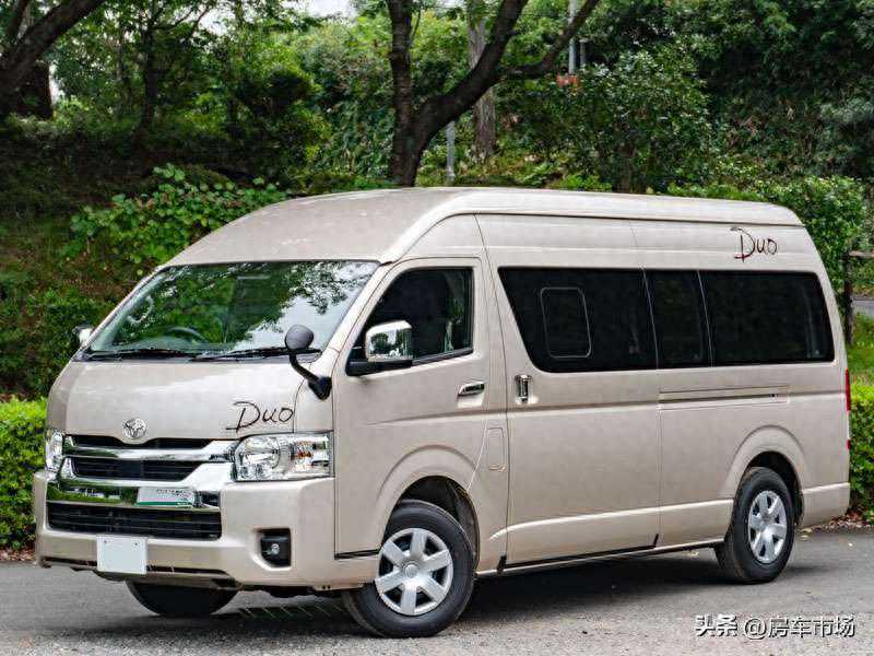 丰田海狮四驱版露营车，2.7升汽油机，6坐3卧，内设U型沙发床