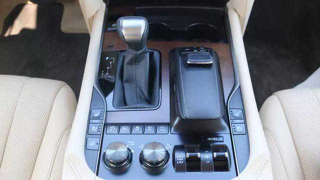 豪华版陆地巡洋舰？雷克萨斯LX570值不值得入手？有什么优缺点？