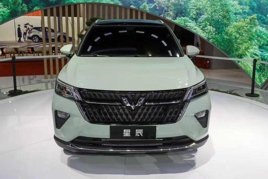 五菱银标系列首款SUV，智能灵犀系统，匹配6速手动和CVT变速箱