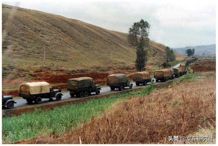 先烈的钢铁战马：对越反击战奔驰贝利埃与国产军车联手对付白眼狼