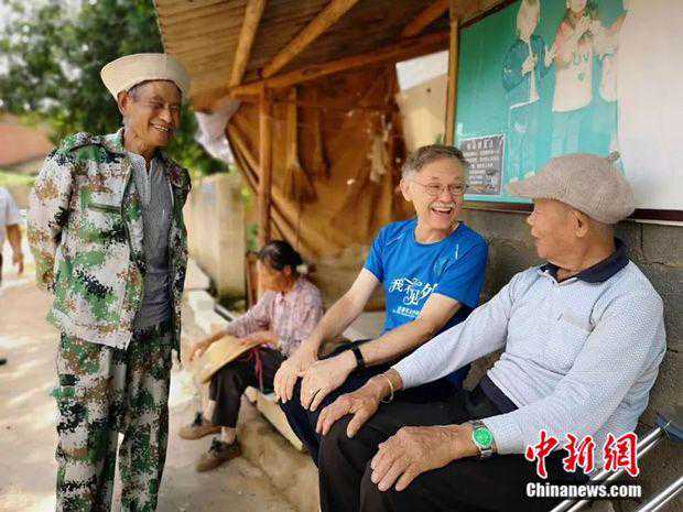 激光屏玻璃硬幕的独特优势及与软幕的应用区别