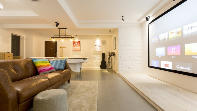 百吋大屏的激光投影，超广色域，让你在家也能看上包场电影