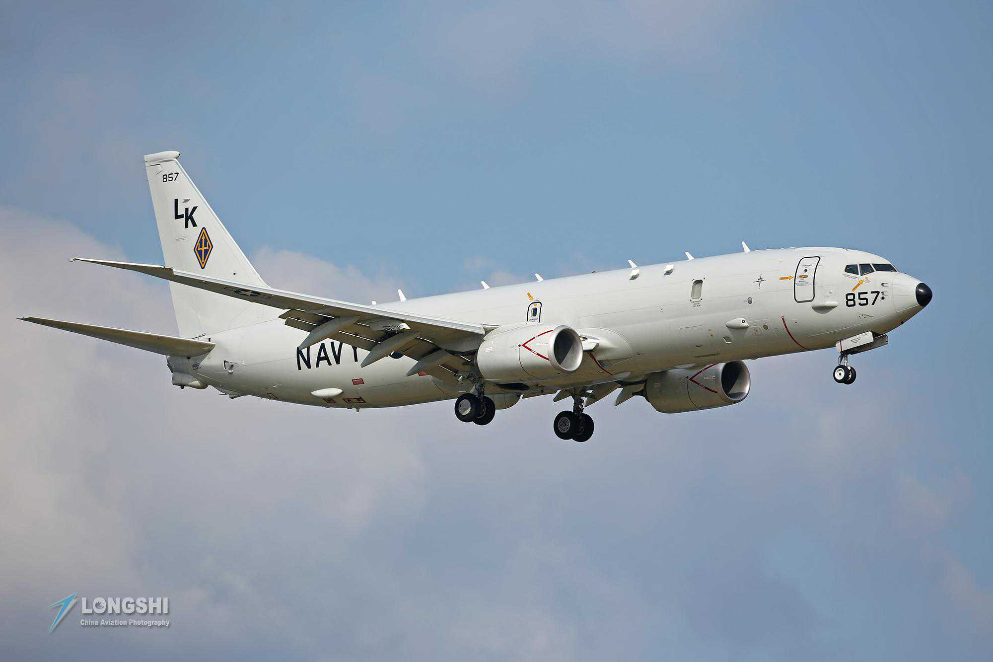 解放军在南海军演，美国侦察机轮番逼近，对抗中国，美军疲于奔命